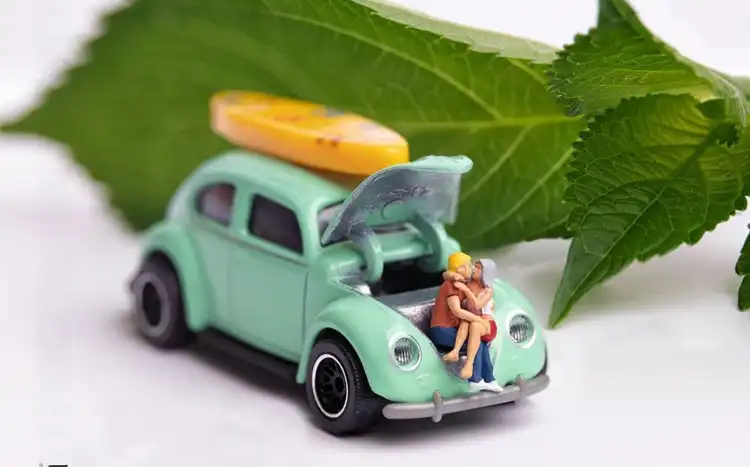 Miniatur Volkswagen-Käfer mit einem Paar